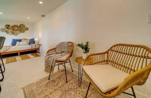 United Central Cottage | NEW! Sunshine Cottage in Downtown St. Pete