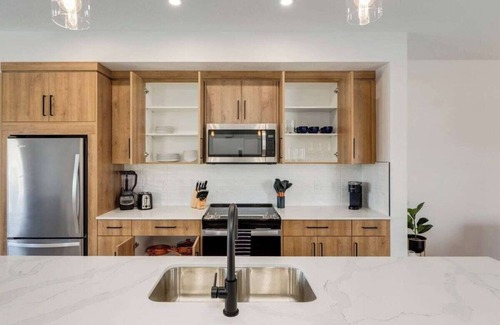 Shaganappi House | New SW 3BDR Pet friendly 17 Ave | DT | Groceries
