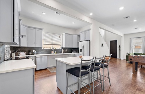 Northside House | New ★ Swim Spa ★ Covered Patio w/BBQ ★ Foosball