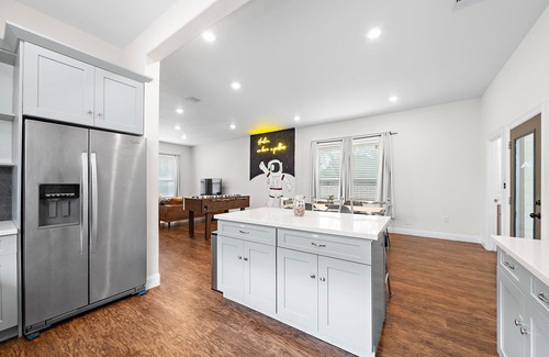 Northside House | New ★ Swim Spa ★ Covered Patio w/BBQ ★ Foosball