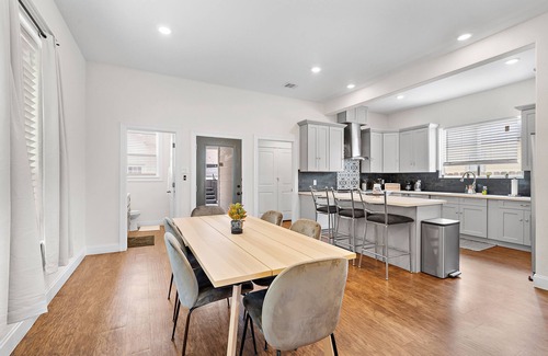 Northside House | New ★ Swim Spa ★ Covered Patio w/BBQ ★ Foosball