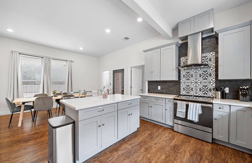 Northside House | New ★ Swim Spa ★ Covered Patio w/BBQ ★ Foosball