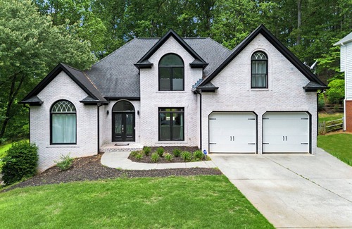 Woodstock Apartment | NEW, Tennis, Golf, Game Room, Gym, 10 min drive from Lake Allatoona & DT, Fall!
