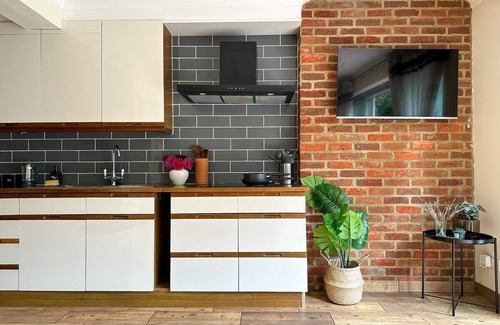 Canterbury House | NEW The 82 | Spacious 3 Bed House on the River