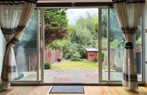 Canterbury House | NEW The 82 | Spacious 3 Bed House on the River