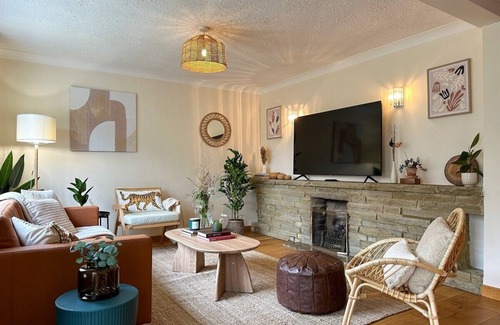 Canterbury House | NEW The 82 | Spacious 3 Bed House on the River