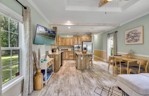 Bridgeport Heights House | ~NEW~ The Breezy Oak Bungalow ~ Rainbow Spring