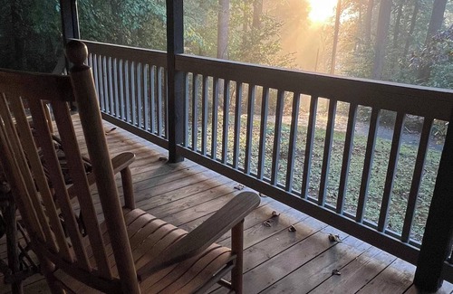 Saluda Cottage | NEW! The Cottage at Whispering Falls: LUXURY & privacy on 7 lush, wooded acres
