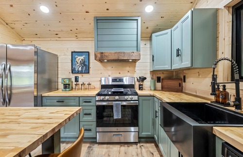 Rocky Grove Cabin | NEW! The Greenhouse Walk to Trailhead