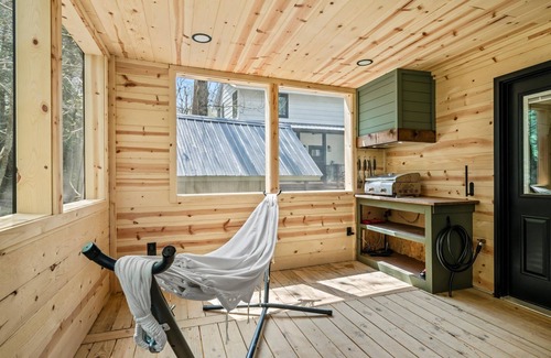 Rocky Grove Cabin | NEW! The Greenhouse Walk to Trailhead