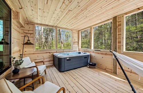 Rocky Grove Cabin | NEW! The Greenhouse Walk to Trailhead