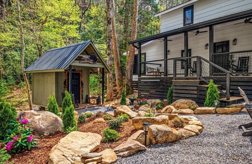 Rocky Grove Cabin | NEW! The Greenhouse Walk to Trailhead