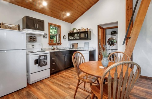 Campbell River House | NEW ~ The Grove Guest House~nRest and unwind, nestled among the trees 🌲