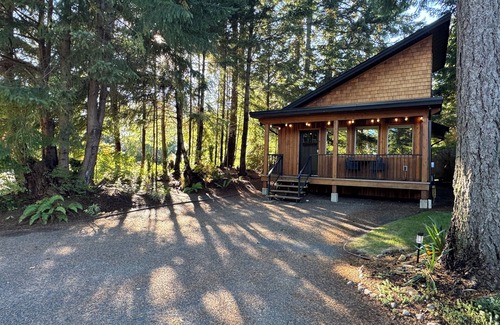 Campbell River House | NEW ~ The Grove Guest House~nRest and unwind, nestled among the trees 🌲