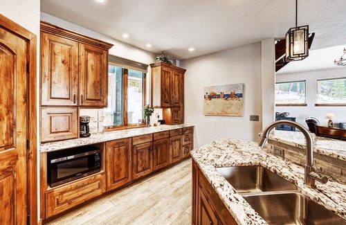 Quandary Village House | NEW The Hamilton Chalet: Seclusion and Luxury, Private Hot Tub, Incredible Mtn Views
