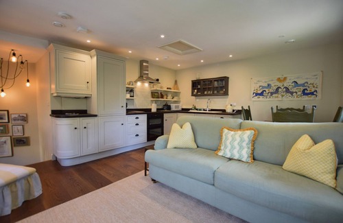 Bath Cottage | New - The Livery - Daniel Mews - a house that sleeps 4 guests in 1 bedroom