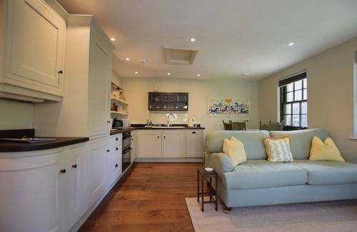 Bath Cottage | New - The Livery - Daniel Mews - a house that sleeps 4 guests in 1 bedroom