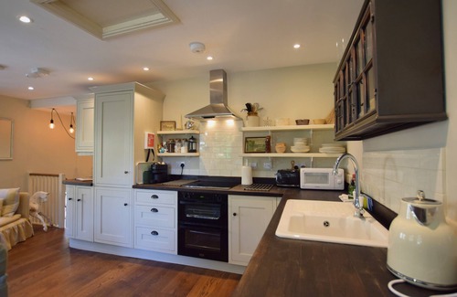 Bath Cottage | New - The Livery - Daniel Mews - a house that sleeps 4 guests in 1 bedroom