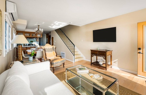 Sand Section House | New! The Nautilus – Manhattan Beachfront Retreat