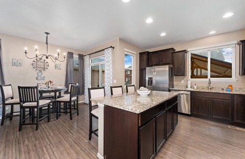 Brighton House | New. The Oasis. Big Backyard. Hot Tub.