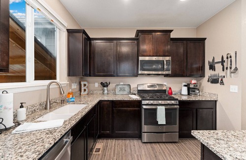 Brighton House | New. The Oasis. Big Backyard. Hot Tub.