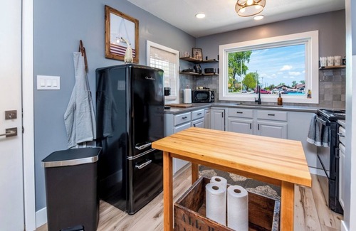 Russells Point Cottage | NEW! ❤️ The Pointe House ❤️ LAKE VIEW and BOAT DOCK