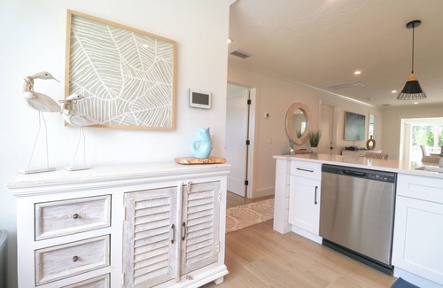 Holmes Beach House | NEW - The Salty Palm - nearby beach, shops, food!