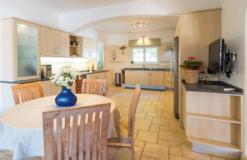Funchal Villa | NEW! The Summer Villa 6-brm, 1km to Lagos, sea views, garden, salt pool, jacuzzi