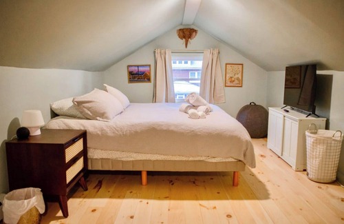 Saugerties House | New! Thoughtful and Cozy Craftsman Waiting for You! Walk to village center!