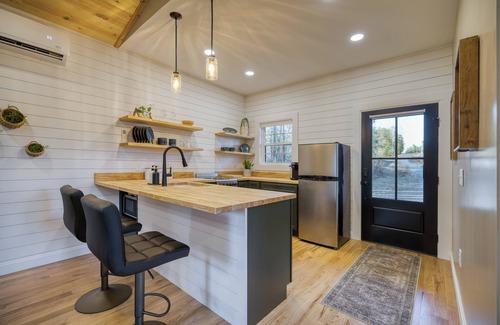 Morganton Cabin | New Tiny Cabin in Morganton with Porch Bathtub close to Lake James