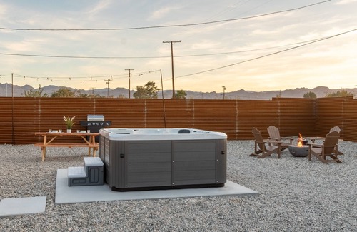Joshua Tree House | NEW TINY HOME! Hot tub, hammocks, fire pit, stars