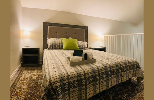 Western Division House | ★ NEW Tiny-Home in Central Laredo!