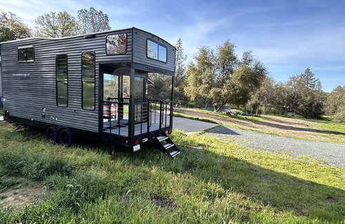 Penn Valley House | New tiny house near Grass Valley on shared 5 acre wooded lot! Hot tub access!