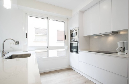 Alicante City Centre Apartment | New to HA! Beautiful apt with A/C, 4 minutes to Beach, in City Center!