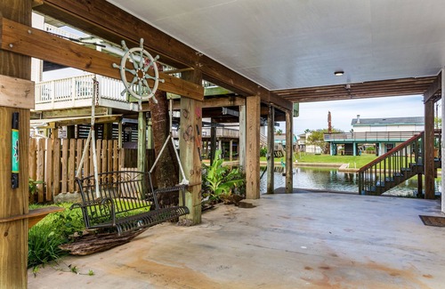 Jamaica Beach House | NEW TO THE MARKET - CANAL VISTA WATERFRONT CANAL LOCATION - SLEEPS 7