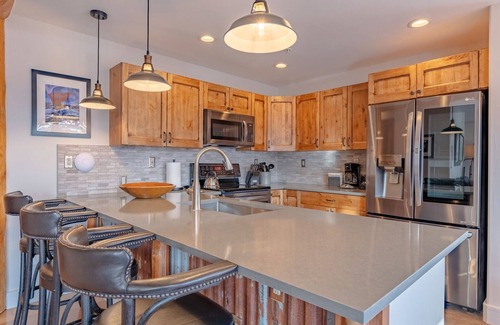 Crested Butte House | NEW TO VRBO! Black Bear 202-Luxury Condo/Walk to Slopes! Hot Tub Heated Garage.