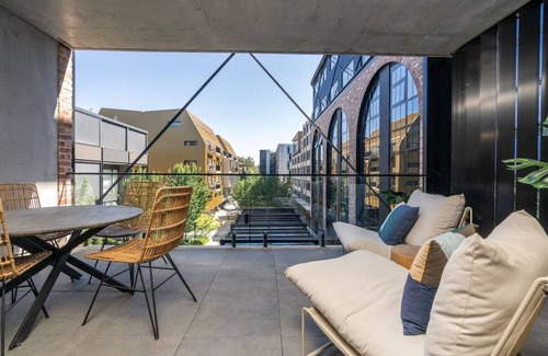 Kingston Apartment | New to VRBO: Onyx Apt · Onsite EV Charger · 5mins to Foreshore