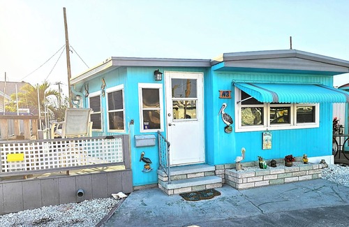 Bradenton Beach House | NEW TO VRBO! RIGHT OFF BRIDGE ST & AMI PIER! CHARMING & PRIVATE !GREAT LOCATION!