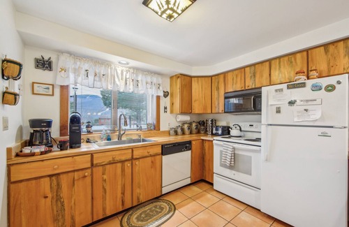 North Creek House | NEW! Top Ridge 49P - Family-Friendly End Unit