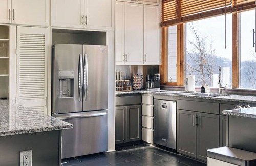 Asheville Villa | *New* Town-Mtn Lux: Hot Tub|Views|Game Room|Seclusion