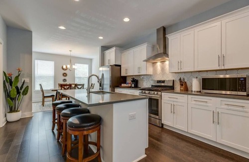 Buena Vista House | New Townhome 5 mins to Broadway Sleeps 8