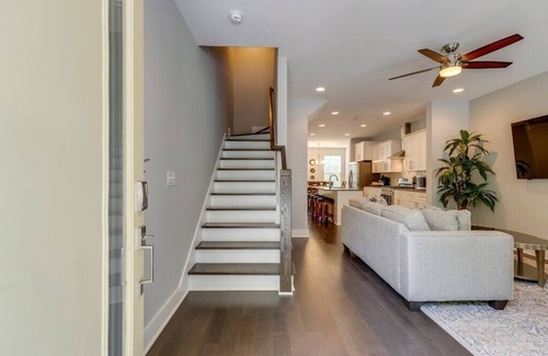 Buena Vista House | New Townhome 5 mins to Broadway Sleeps 8