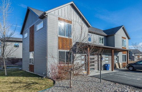 Four Corners Condo | NEW! Townhome in 4-corners, garage parking, walk to river - 30-night minimum