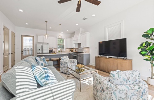 Lafayette House | -NEW- Townhome - River Ranch - King Bed - A+ Location.