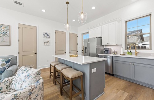 Lafayette House | -NEW- Townhome - River Ranch - King Bed - A+ Location.