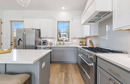 Lafayette House | -NEW- Townhome - River Ranch - King Bed - A+ Location.