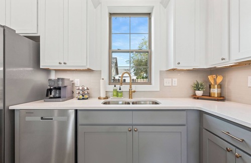 Lafayette House | -NEW- Townhome - River Ranch - King Bed - A+ Location.