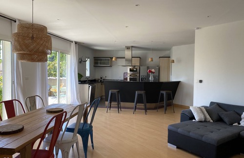 Merindol House | NEW: Townhouse with garden & private pool