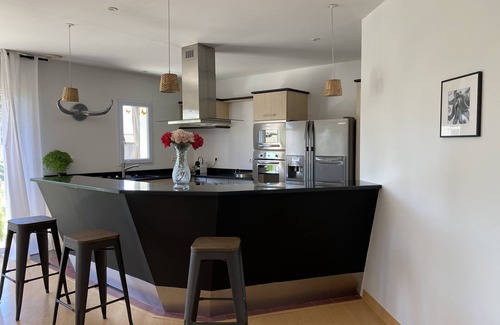 Merindol House | NEW: Townhouse with garden & private pool