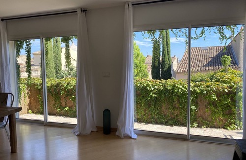 Merindol House | NEW: Townhouse with garden & private pool